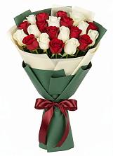 Букет Микс из красных и белых роз в Благовещенской