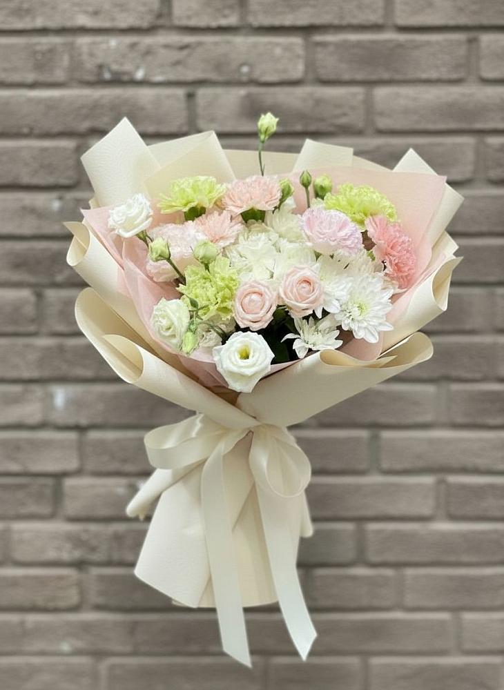 Букет цветов из: Гвоздики, Розы, Лизиантусы и Хризантемы в Благовещенской