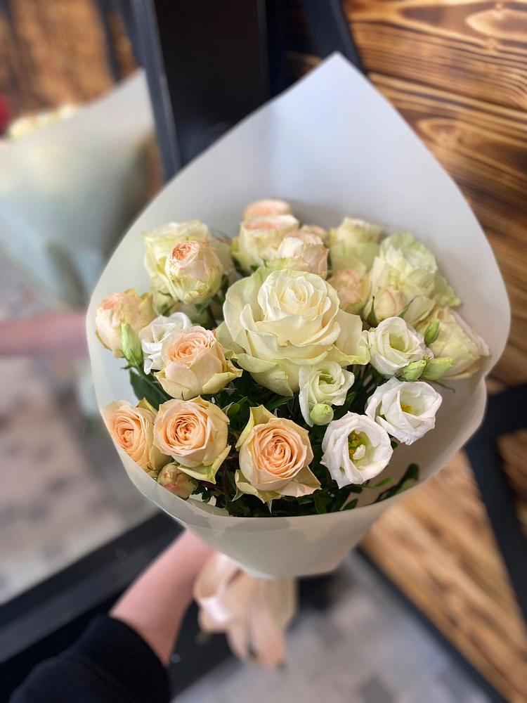 Букет цветов из: Розы и Лизиантусы в Благовещенской